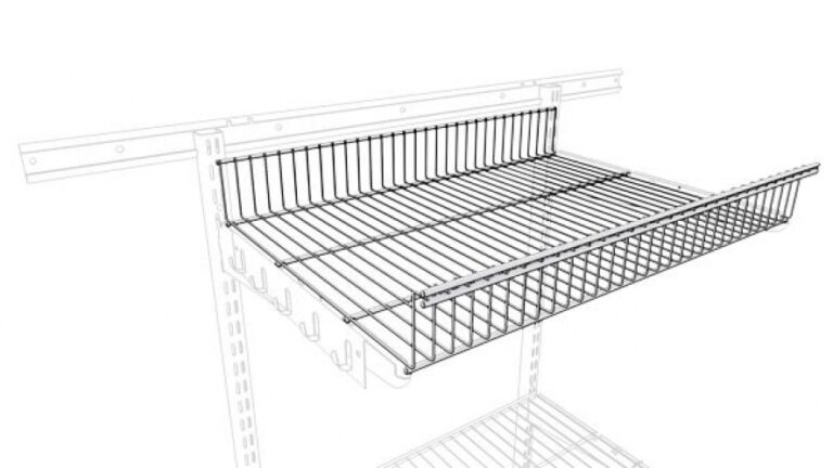 Корзина ТИТАН-ГС установлена в гардеробной системе — металлическая полка с бортиком