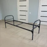 Металлическая кровать 700×1900 мм, бюджетная модель в интерьере