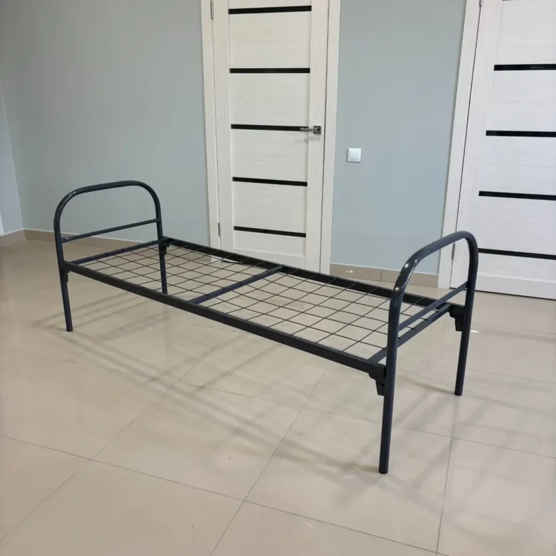 Металлическая кровать 700×1900 мм, бюджетная модель в интерьере