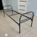 Металлическая кровать с сеткой, вид сверху, бюджетная модель