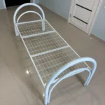 Белая металлическая кровать 800×1900 мм, вид сверху на сетку