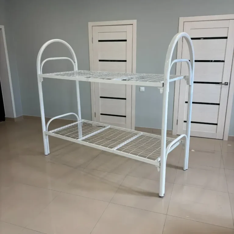 Кровать металлическая двухъярусная белая 800×1900 мм в интерьере