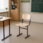 Нерегулируемый фанерный ученический стул в классе