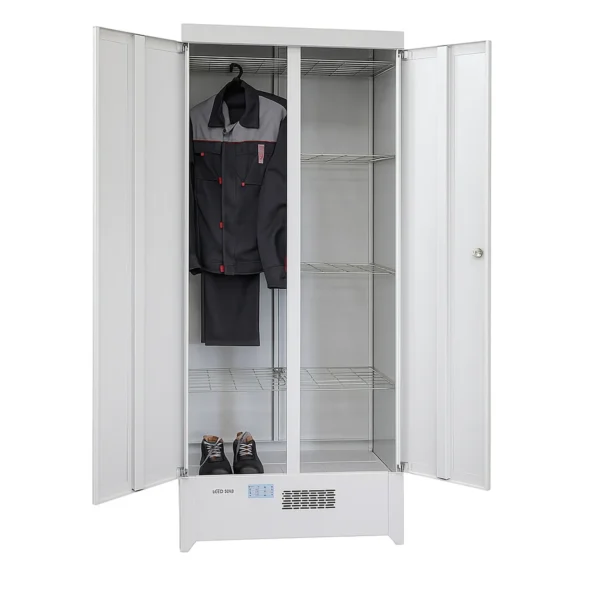 Сушильный шкаф для одежды и обуви ШСО-22М — внутреннее устройство с полками и одеждой