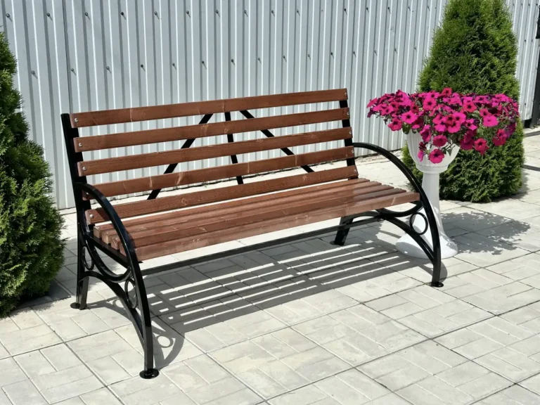 Уличная скамейка Бульвар с подлокотниками — установка на площадке