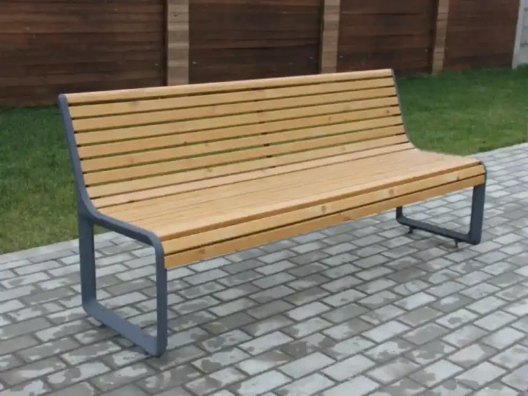 Современная скамейка Хай-Тек — вид на улице