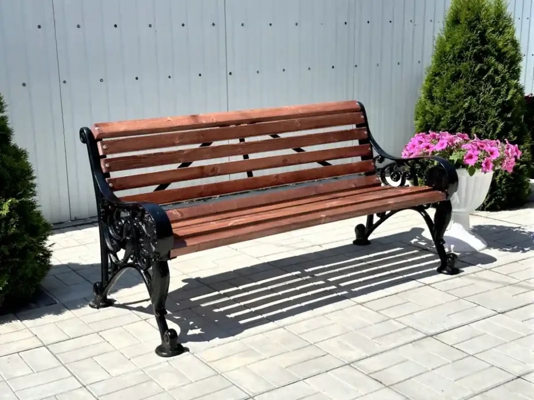 Чугунная скамейка Каир — вид под углом