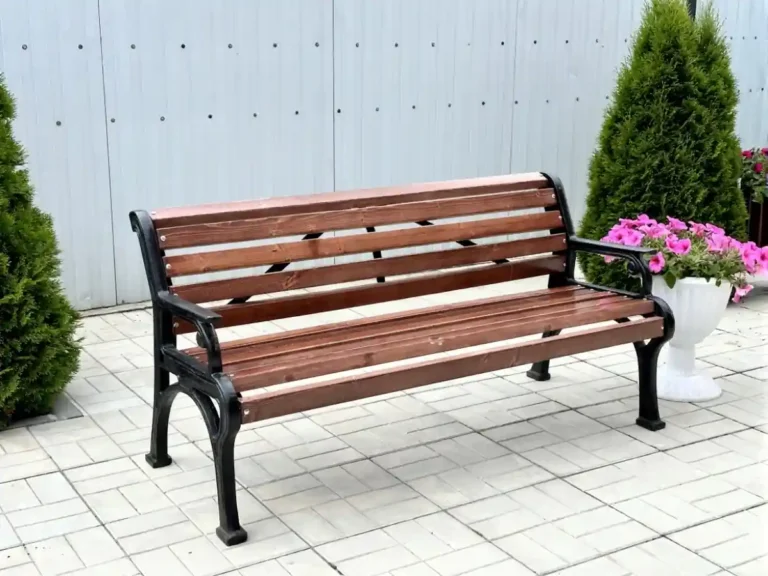 Скамейка Ретро в уличном интерьере