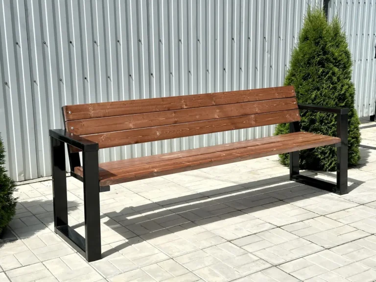 Скамейка Фергана с подлокотниками в уличном интерьере