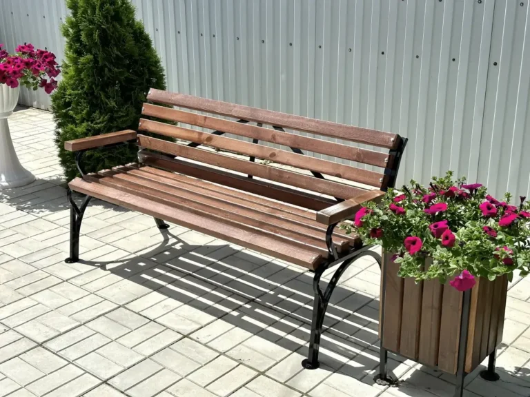 Скамейка Классика с подлокотниками — в интерьере на улице