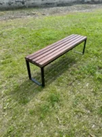 Уличная скамейка ЛПР, установленная на газоне — лаконичный металлический каркас