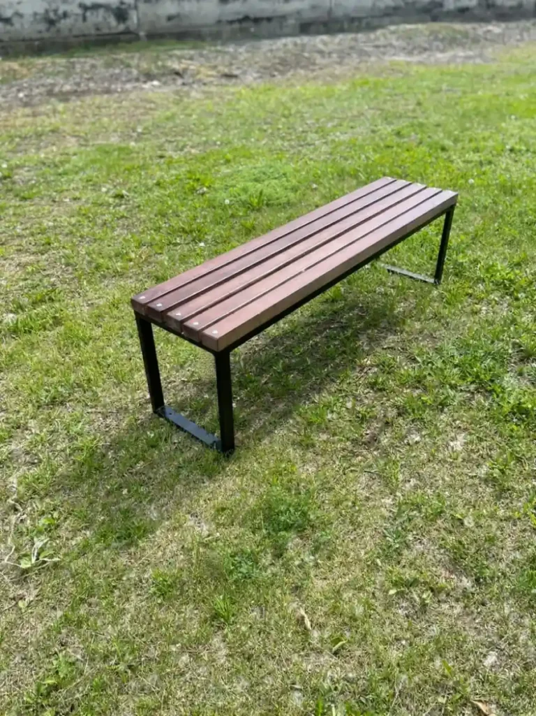 Уличная скамейка ЛПР, установленная на газоне — лаконичный металлический каркас