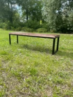 Стальная скамейка ЛПР, вид под углом — деревянные ламели и прочный чёрный каркас