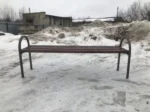Скамейка Полянка на улице — прочная металлическая конструкция с деревянным сиденьем