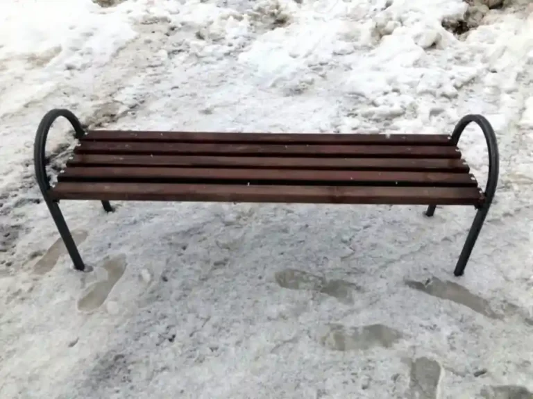 Вид сверху на садовую скамейку Полянка с пятью деревянными планками