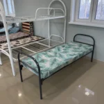 Матрас из пенополиуретана 700×1900×100 мм на металлической кровати