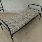 Ватный матрас 700x1900 мм на металлической односпальной кровати, чехол тик, пиковка