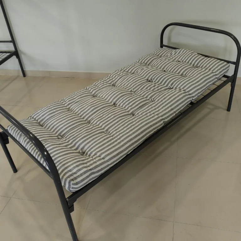 Матрас ватный 800×1900 мм на металлической кровати, общий вид, чехол тик