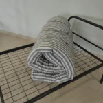 Ватный матрас 900×1900 мм в скрученном виде для хранения и транспортировки