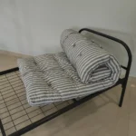 Ватный матрас 900×1900 мм компактно уложен на кровати