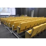 Желтые кресла Фабрик в зрительном зале