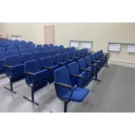 Ряды секций Пилот синего цвета в актовом зале