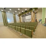 Кресла Плаза оливкового цвета в актовом зале школы перед сценой