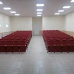 Красные кресла Соло установленные в актовом зале