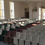 Кресла Соло разных цветов установленные в зрительном зале
