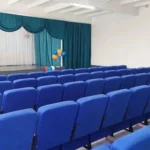 Синие кресла Соло в актовом зале перед сценой