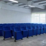 Синие кресла Соло рядами в зрительном зале