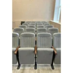 Кресла для актового зала Чара в серой обивке, вертикальный кадр зала