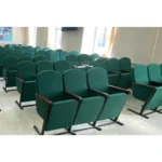 Ряды кресел для актового зала КА 40 в зелёной обивке у окна