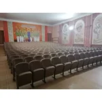 Актовый зал, укомплектованный креслами Селенга в коричневой обивке