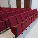 Красные кресла Соло установленные рядами в актовом зале