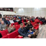 Зрители в креслах Вальс в актовом зале