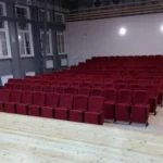 Красные кресла для актового зала Соло в зрительном зале