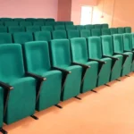 Зелёные кресла для актового зала Соло с деревянными подлокотниками