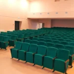 Зелёные кресла Соло установленные рядами в актовом зале