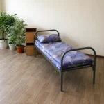 Кровать КО2+ в комнате общежития с матрасом и тумбой
